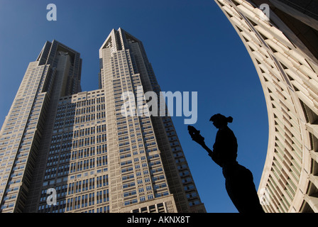 Eine der mehreren Statuen Tokyo Metropolitan Regierung Gebäuden Shinjuku Japan Stockfoto