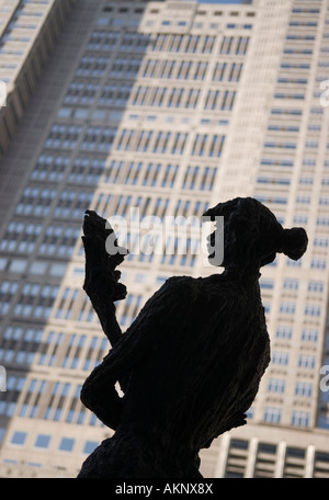 Eine der mehreren Statuen Tokyo Metropolitan Regierung Gebäuden Shinjuku Japan Stockfoto