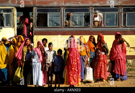 Rajasthan pro Bus, Ankunft in Pushkar für das Camel fair und hinduistische Festival Kartik purnima Stockfoto