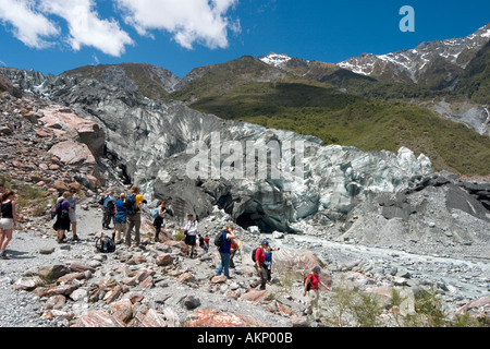 Eine Gruppe von Wanderern am Terminal (Fuß) von Fox Glacier, Südinsel, Neuseeland Stockfoto