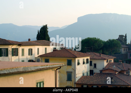 Barga Toskana Italien Hill Top Altstadt mit engen Gassen, typische toskanische Häuser Stockfoto