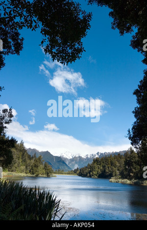 Blick auf Mount Cook und Mount Tasman, Lake Matheson, in der Nähe von Fox Glacier, Südinsel, Neuseeland Stockfoto