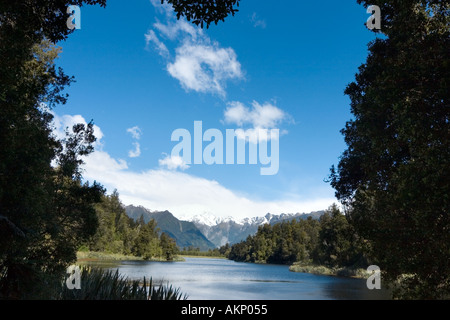 Blick auf Mount Cook und Mount Tasman, Lake Matheson, in der Nähe von Fox Glacier, Südinsel, Neuseeland Stockfoto