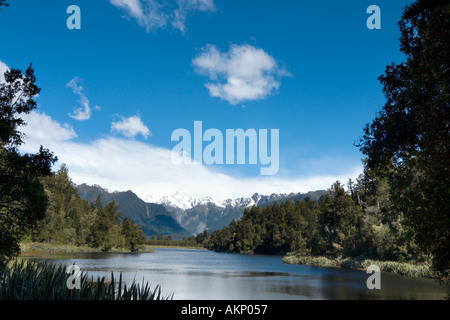 Blick auf Mount Cook und Mount Tasman, Lake Matheson, in der Nähe der Fox-Gletscher, Südinsel, Neuseeland Stockfoto