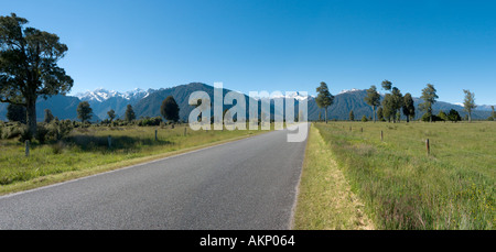 Panoramablick auf der Straße mit Blick auf Mount Cook und Mount Tasman in der Nähe von Lake Matheson, Fox Glacier, Südinsel, Neuseeland Stockfoto