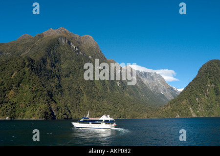 Eine Kreuzfahrt-Schiff am Milford Sound, Fiordland-Nationalpark, Südinsel, Neuseeland Stockfoto