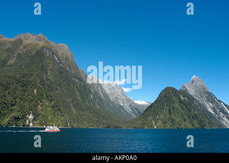 Rotes Boot Kreuzfahrt, Milford Sound mit Mitre Peak hinter, Fiordland-Nationalpark, Südinsel, Neuseeland Stockfoto