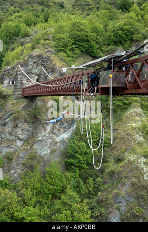 Bungee-jumping von der Kawarau Bridge in der Nähe von Queenstown, Südinsel, Neuseeland Stockfoto