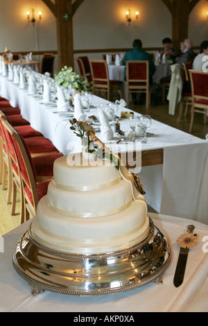 Eine traditionelle Hochzeitstorte in der Ecke eine typische Hochzeit Empfangssalon Funktion UK Nahaufnahme Stockfoto