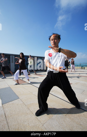 Chinesischer Mann Lehre touristischen Tai Chi in Hongkong Peak Stockfoto