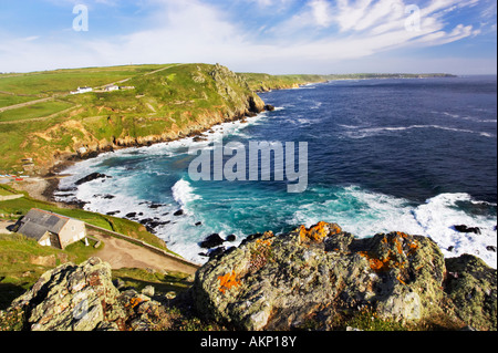 Des Priesters Cove am Cape Cornwall an einem Sommertag mit Endland Halbinsel in der Ferne. Penwith, Cornwall Stockfoto