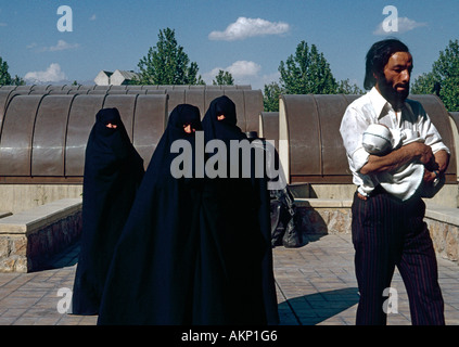 Drei Frauen im Tschador und ein Mann mit Baby, Museum of Modern Art, Teheran, Iran Stockfoto