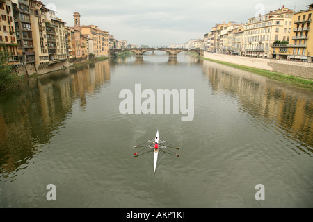 Ein Ruderer auf dem Arno mit Ponte Santa Trinita-Brücke im Hintergrund, Florenz, Italien Stockfoto