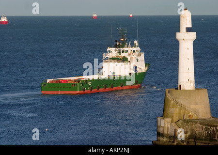 Öl-Unterstützung-Schiff verlassen Aberdeen Harbour, Schottland Stockfoto