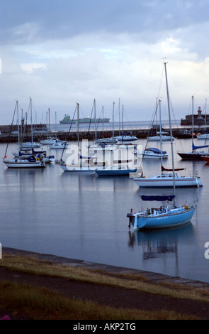 Yachten ankern im Hafen von Dun Laoghaire, Co. Dublin, Irland. Stockfoto