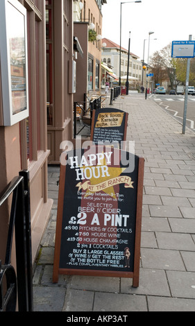 Happy Hour Schild vor einer Bar UK Stockfoto