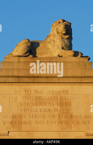 Stein-Löwen auf Menin Gate Memorial, Ypern, Belgien Stockfoto