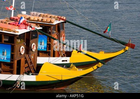 Gelben Bögen der Ausflugsboote am Fluss Douro in Porto Portugal Stockfoto
