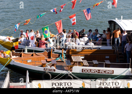 Touristenboot auf den Fluss Douro in Porto Portugal Stockfoto
