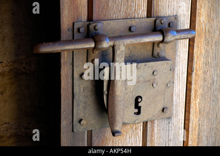 Alte Schleuse auf einer Holztür in der Castillo de Loarre, in der Nähe von Huesca in Spanien Stockfoto