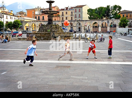 Jungs spielen Fußball in Piazza Garibaldi in Sulmona, Abruzzen, Italien Stockfoto