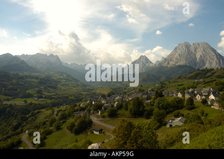 Cirque du Lescun Bergkette mit dem Dorf von Lescun im Vordergrund Stockfoto