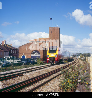 Ein Cross Country Voyager Zug geht die Pumpstation für Brunel atmosphärische Eisenbahn am Starcross in Devon, England Stockfoto