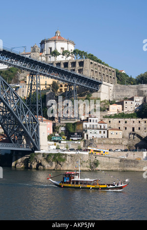 Touristenboot Kreuzfahrt unter dem Dom Luis ich in Porto Portugal zu überbrücken Stockfoto