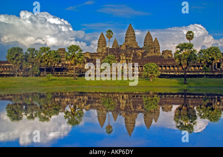 Angkor Wat mit reflektierenden Pool vom Westtor Stockfoto