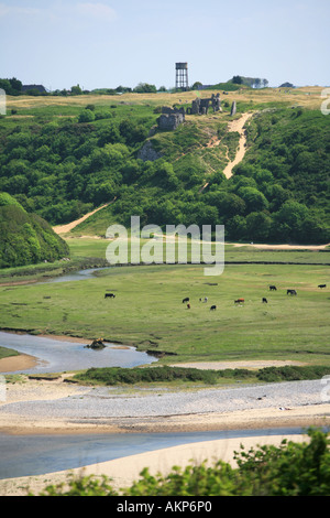 Pennard Castle und Höhlen von Penmaen Seite drei Klippen Bucht an schönen Gower Küste Wales Großbritannien Großbritannien EU betrachtet Stockfoto