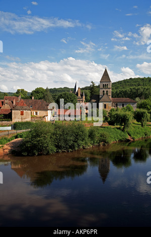 St Léon Sur Vézère über die Vézère Fluss angesehen Stockfoto