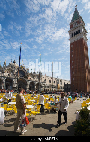 St. Marks Platz "Piazza San Marco" mit Kellner Campanile Glockenturm und Kathedrale Basilica San Marco Venedig Veneto Italien Stockfoto