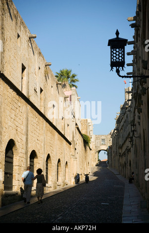 Paar Odos Ippoton Straße entlang der Ritter Rhodos Stadt Rhodos Griechenland Stockfoto