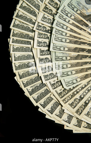 Amerikanisches Geld Fan von hundert fünfzig und zwanzig-Dollar-Scheine auf schwarzem Hintergrund Stockfoto