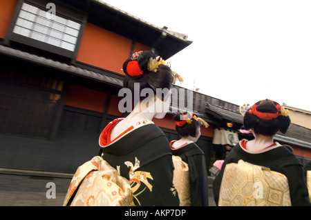 Gion Bezirk Maiko Mädchen Auszubildende Geishas vorbei Ichiriki Restaurant Kyoto Japan Stockfoto