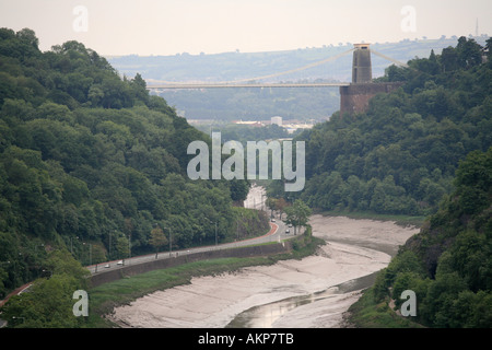 Der Fluss Avon bei Ebbe mit sichtbaren Schlammbänke und Clifton Suspension Bridge in Bristol England UK Großbritannien Europa Entfernung Stockfoto