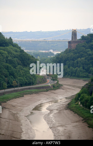 Der Fluss Avon bei Ebbe mit sichtbaren Schlammbänke und Clifton Suspension Bridge in Bristol England UK Großbritannien Europa Entfernung Stockfoto