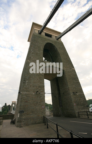 Nahaufnahme eines der beiden wichtigsten Türme der berühmten Clifton Suspension Bridge über Avon Gorge Fluss Bristol England UK Großbritannien Stockfoto