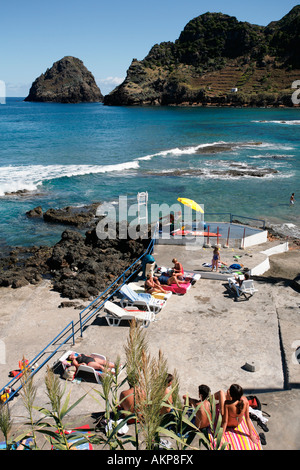 Sonnenbaden in São Lourenço Bucht. Insel Santa Maria, Azoren, Portugal Stockfoto