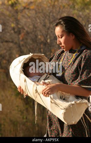 Junge Frau mit ihrem Baby in einer Wiege Native American Indian Stockfoto