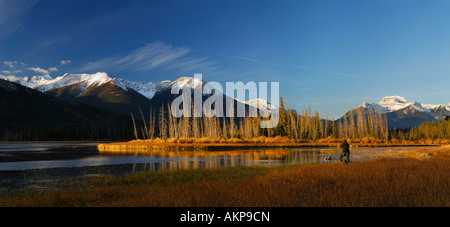 Panorama des Fotografen auf erste Vermilion See bei Sonnenaufgang im Herbst Kanadische Rocky Mountains Nationalpark Banff Alberta Canada Stockfoto