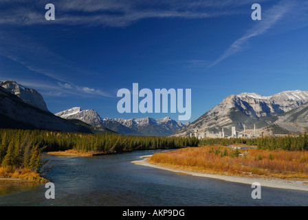 Bow River und die drei Schwestern Berge bei Exshaw Cement plant Canadian Rocky Mountains Alberta Kanada Stockfoto