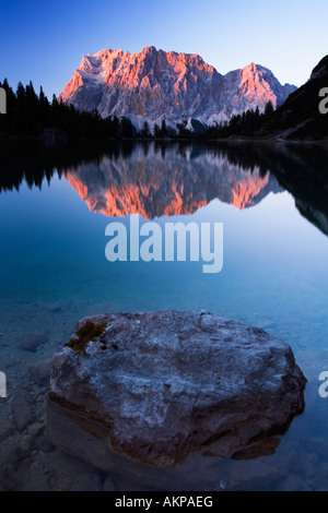 Mt. Zugspitze bei Sonnenuntergang spiegelt sich im See Seebensee Tirol Österreich Europa Stockfoto