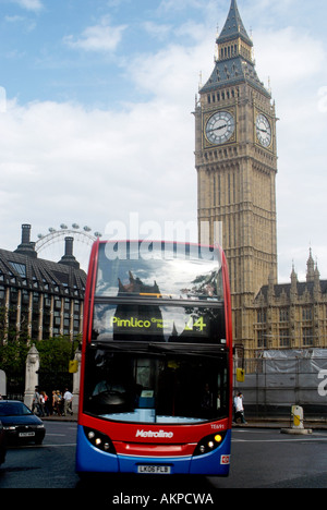 Ein roter Bus nach Pimlico fährt vorbei an Big Ben in London mit einem blauen Himmel und weiße Wolken hinter Stockfoto