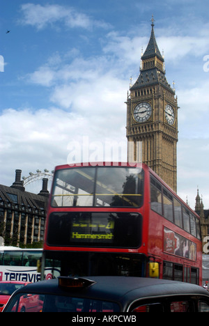 Ein roter Bus in Richtung Hammersmith fährt vorbei an Big Ben in London mit einem blauen Himmel und weiße Wolken hinter Stockfoto