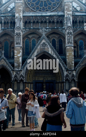 Der Südeingang zur Westminster Abbey mit Touristen aus allen Ländern Herumlungern im Vordergrund. Stockfoto
