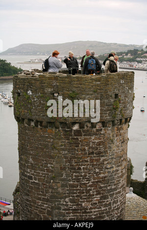 Tourists admire the views from the top of a medieval tower at Conwy castle Snowdonia national park North Wales UK Britain EU Stockfoto