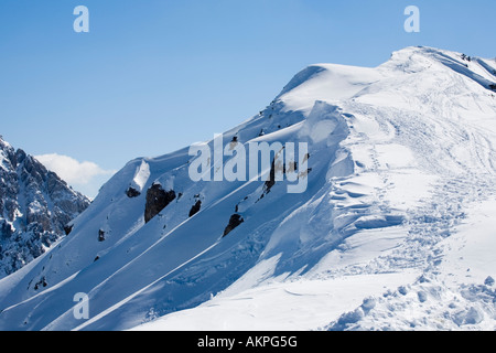 Aussicht vom Gipfel eines Berges im Winter zeigen Spuren der Langläufer Stockfoto