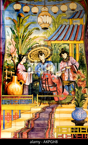 Eine aufwändige Wandtafel aus Chinoiserie-Fayence-Fliesen im Jugendstil, die eine traditionelle chinesische Teezeremonie darstellt, Teefabrik Franeker Friesland Stockfoto