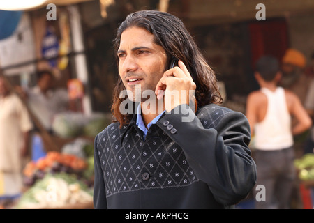 Ein junger spricht indischen Geschäftsmann auf seinem Handy in Delhi, Indien Stockfoto
